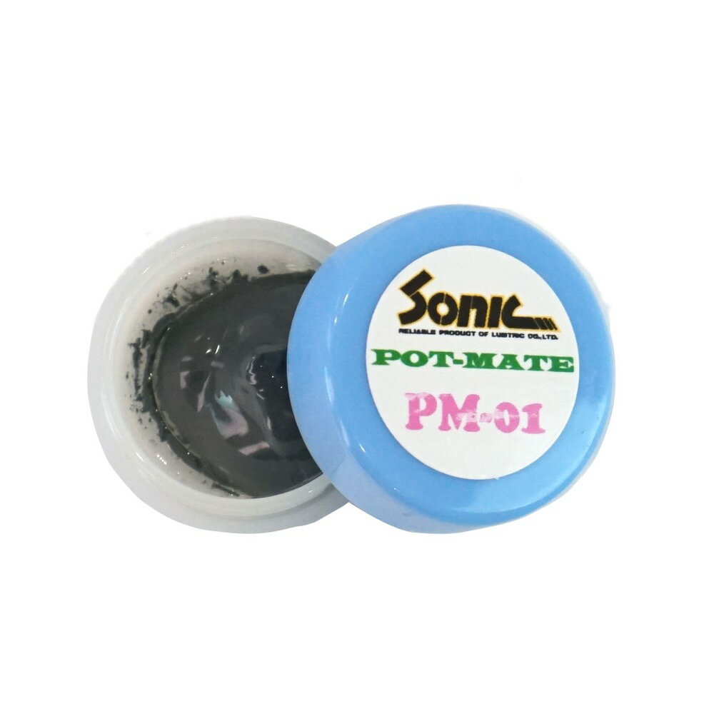 ソニック PM-01/POT MATE ポットメイト です。ボリュームやトーン・コントロールに金属製のノブを使用したギターでは、回転時にシャフトが擦れることで、ガサガサというノイズが出ることがあります。これは抵抗体の摩耗や汚れによって出るノイズとは違うので、接点復活剤などでは改善できません。そんな時はPOT-MATEを使用して、シャフトをしっかりアースに落とすのが効果的です。＜仕様方法＞1．ノブをはずします。ノブの取り付け方法はいろいろなパターンがあるのでご注意ください。2．爪楊枝などを使って、POT-MATEをシャフトの根元部分に少量塗布します。この時POT-MATEが、シャフトとその周りの部分をつなぐように塗ってください。3．シャフトを2〜3回回してなじませます。4．ノブを元通り取り付けます。向きや高さなどにご注意ください。●　ポット・メイトは導電性グリースです。●　抵抗体など、ポットの内部には使用しないでください。●　多量に塗布すると流れ出してギターを汚すことがあります。●　幼児の手の届かないところに保管してください。●　火気のそばで使用しないでください。●　直射日光、高温を避けてください。●　使用後はキャップをしっかり閉めてください。　