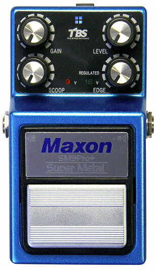 MAXON（マクソン） SM9Pro+ ギターエフェクター です。1970年代後半から音楽ムーブメントを巻き起こしたNWOBHMの流行から時を待たずして発売されたMAXON SM9のディストーション・コアをベースに、四半世紀の時を経て、SM9Pro+（Super Metal）として生まれ変わりました。SM9Pro+は、中域をカットしたハイゲイン・ディストーションで、ヘビーメタルの歴史を語る上で欠かせないNWOBHM系の音から、近年のダウンチューニングを用いたヘビー・ロック、ラウド・ロック系の音まで幅広いセッティングが可能です。内部動作電圧は、9Vと安定化18Vが選択できます。新回路は、18V選択時のみ内部DC/DCコンバータで18Vに昇圧します。 9V選択時は、内部DC/DCコンバータは一切動作せず、電池またはACアダプタから直接供給される電圧で動作します。電池使用時は、内部DC/DCコンバータが動作しないため、その分電池の持ちが良くなります。内部動作電圧を18Vにすることによって、ダイナミック・ヘッドルームが十分に確保され、非意図的に生成されるひずみが大幅に抑えられ、常に安定したハイ・クオリティ・サウンドが得られます。4PDTメカニカル・スイッチによるTBS(True Bypass Switching)を採用しました。バイパス時は電子回路を一切通らない完全なバイパス状態になります。エフェクト時にも電子スイッチング回路などを通らないので音質の劣化がありません。このTBSは、多くのミュージシャン、ギターリストに絶大に支持されています。　