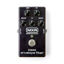 MXR M-82 bass envelope filter ベース用エフェクターM82 Envelope Filterは、クラシックかつアナログなフィルターサウンドを実現させる、ベース用に特別にデザインされたコンパクトかつシンプルなコントロールを持ったペダルエフェクトです。独立した回路を持ったDRY/FX(エフェクト）ノブにてドライ信号とエフェクト信号のミックスが完璧に行なえ、ローエンドを失うことなくファンキーなサウンドが得られます。またそのフィルタートーンはDECAYノブとQノブの操作により幅広いレンジで周波数カーブを設定できます。更にSENS.(SENSITIVITY)ツマミでアタックの調整ができ、パッシブベースにもアクティブベースにも対応可能です。なお電源回路は電圧オーバーや極性間違いにも耐えられるよう設計されており、トゥルーバイパス仕様、筐体はコンパクトなPhase 90サイズです。