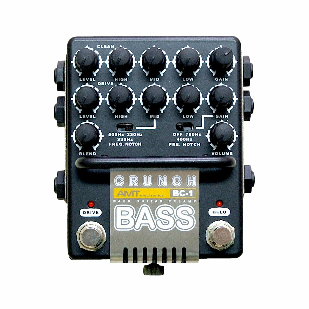 AMT ELECTRONICS BC-1 ベース用エフェクターBC-1（Bass crunch）は、真空管アンプの特性をJFETテクノロジーによりエミュレートした、ベースギター用プリアンプ/ドライブペダルです。CLEANとDRIVEの2チャンネルを持ち、両チャンネルをブレンドしての出力が可能。CLEANチャンネルは、クラシカルで滑らかなトーンを持ち、コンプ/ドライブ感は少なめです。一方のDRIVEチャンネルは、複数段の増幅回路を持つ、モダンでパワフルなドライブサウンド。さらに、ワイドなセッティング幅を持つEQや、高音の密度がグッと増し、よりアグレッシブな音色が得られるHigh Modeスイッチを装備し、極めてワイドなサウンドバリエーションを誇ります。入出力は通常のイン/アウトに加えセンド/リターン、キャビネットエミュレーターアウト、ダイレクトアウトという豊富な端子を装備。また、AMT TS-2 MIDIコンバーターを接続するためのCTRL OUTも備えています。ライブやレコーディング、DTMまであらゆる局面に対応する、他に類を見ない多様性 拡張性を備えたベース用プリアンプ/ドライブペダルです。（使用には専用の18VDCアダプターもしくは006P乾電池が2本必要です）　