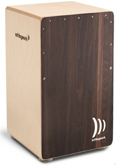 Schlagwerk Percussion（シュラグヴェルク パーカッション）SR-CP408 2inOne Cajon Dark Oak カホン響き線の着脱が可能で、一台二役の便利さ。ボディの素材や響き線など、各所に独自のアイデアを盛り込んだ、バラエティに富んだシリーズです。"デラックス"仕様のカホンのクオリティに迫るリーズナブルな価格のカホンです。打面材：ダーク・オーク合板側面材：バーチ材-8プライサイズ：30×30×50cm響き線：40線／着脱可カホン・リュックサック（Schlagwerk Percussion SR-TA12）が付属します。リュックサックのように背負うことができるカホン用のバッグ。（サイズ　30 x 30 x 50cm）