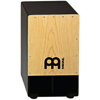 MEINL（マイネル）SUBCAJ1AWA SPECIALITY CAJON SERIES サブウーファーカホンSPECIALITY CAJON SERIES Subwoofer Cajon従来の後ろ空きのカホンと大きく異なり、前面にサウンドホール、内部にリフレックスチャンネルがあります。低音の抜けが良くなり、ライブやアンプラグドでの使用に最適です。subwoofer cajon american white ash front plate　