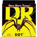 DDT DDT-12 Drop-Down Tuning XX-HEAVY エレキギター弦DDT シリーズは、DR の技術によって生み出されたドロップダウン用の弦です。DR がダークサイド（dark side）のニーズにこたえるため二年間の開発とテストを経て設計されました。この DDT シリーズを使用してまず気づくことは「不気味なほどのチューニングの安定」でしょう。更にドロップダウンした際の非常にクリアな低音と、そのチューニングの安定性、そしてファインチューニングのわずらわしさからの解放に期待以上の効果を実感できるはずです。DDT はただの太いゲージの弦では実感することのできなかったあらゆる感動を与えます。DDT は他のすべての弦よりもはるかに優れた安定性で、不気味なほど正確に、正確にドロップダウンします。DR-DDT12スタイル　XX-Heavyゲージ　12-16-20-38-52-60