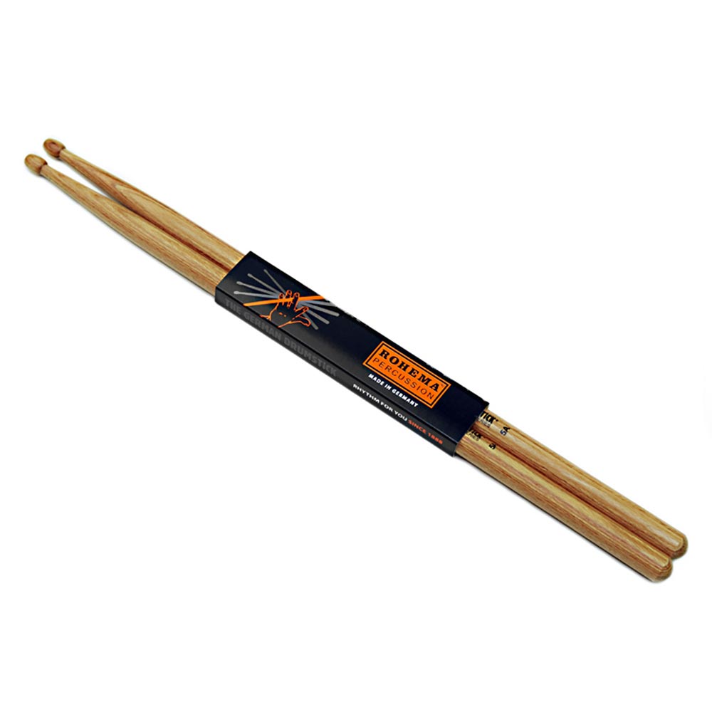 ROHEMA 613233 5A Hornwood シリーズ ドラムスティックROHEMA PERCUSSION1888年ドイツ東部ザクセン州（旧東ドイツ）音楽の街として知られるマルク ノイキ ルヒェンにて設立された「ROHEMA」社。門外不出の木工技術を駆使してマレット、タクトはもちろんのこと、ドラムスティック、ハンドパーカッションなど幅広く生産しています。Hornwood シリーズ ドラムスティックHornwoodとはラミネート合板です。ビーチ材を使用しております。重みがあり、リバウンドを最小限に押さえることにより、きらびやかなシンバルサウンドを演出します。61323/35A-H長さ 405mm径 14.5mmラッカーフィニッシュ
