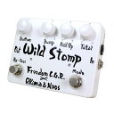 FCGR(フリーダムカスタムギターリサーチ) × AKIMA ＆ NEOS Wild Stomp AN-EF-02 WHITE ベース用エフェクター※本商品は受注生産商品となっております。メーカーに在庫が無い場合など、お届けまでにお時間を頂く可能性がございます。事前の納期確認もお受け致しておりますので、在庫状況や納期をご確認されたい場合は、お気軽にお問い合わせください。尚、ご注文後のキャンセルも可能となっております。ワイルドストンプは素晴らしいレコードや、コンサート会場等で聴いた堪らなくカッコいいベースサウンドを楽しんでいただくために、ミュージシャンでありアンプビルダーでもある秋間経夫氏が、Freedom Custom Guitar Research とのコラボレーションによって作り上げたスーパーマシーンです。通常の床置きエフェクターの様に分かりやすいとは言い難いコントロール群ですが、4インプットを持つビンテージチューブアンプのアンプヘッドのつもりで製作されています。各コントロールを0からフルまでアップダウンさせながら、ご自分の耳と感性で最高のサウンドを完成させて下さい。音を作る道具ではなく、音楽を創る道具。ワイルドストンプを使って、最高の気分を実感して下さい。※秋間氏による完全ハンドメイドのため、生産可能台数に限りがございます。在庫切れの場合は納期を頂く場合がございます。Bottom低域とアタックのコントロールBumpハーモニクス（高域、歪み）のコントロールKick UpBumpの音量のコントロールTotalマスターヴォリューム。Bottom と Kick Up で決めたバランスを、そのまま上げ下げできるアウトプットコントロールです。Bypass Switchトゥルーバイパス回路によるノーマル/エフェクトのスイッチMode Switchインジケーター点灯時（Wild Mode）Wild Stompのコントロールが全てコントロール出来て、フリーに設定して好みのサウンド作りが出来ます。クランチ、歪ませた音色はこのモードで。インジケーター消灯時（Deep Mode）ナチュラルサウンドのプリセットで Bump と Kick Up のコントロールはできません。ベース本体が持つ音響特性の弱点を補い、必要とされるハーモニクスをコントロールするポジション。弦などによる音量や音質を改善し、スムーズで音像を前に引き出します。従来のコンプレッサー、リミッターでは得られないサウンドです。クリーンサウンドではなくナチュラルサウンドで、どんなベースでも必ずグレードアップしたサウンドになります。入出力：Input、Output、DC.Inputコントロール：True Bypass Switch / Mode Switch / Bottom / Bump / Kick up / Totalサイズ：W118mm × D93mm × H49mm重量：381g（電池含まず）電源：9VDCカラー：ホワイト　