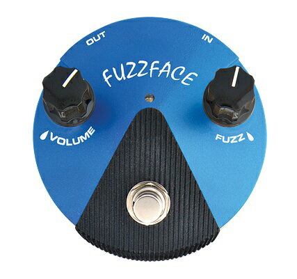 JIM DUNLOP FFM1 Fuzz Face Mini Silicon ギターエフェクター古くから定番ファズとして多くのギタリストに愛されてきたFuzz Faceが、ベビーフェイスになって登場です。“Fuzz Face Mini ”と名付けられたこのシリーズは、サウンドはそのままに、直径で約半分、面積でいうと約1/4という筺体サイズにトゥルーバイパス、ステータスLED、電池交換が容易なバッテリーボックス、DC入力、入出力端子の配置に至るまで、実用的なアレンジが加えられています。Fuzz Faceのサウンドは好きだけど、その筺体の大きさに、今までエフェクターボードに収めることを断念していた、そんなギタリストの夢が叶いました。FFM1 Fuzz Face Mini Silicon1970年のFuzz Faceのシリコン・トランジスタを再現したため、程よく攻撃的なファズサウンドを楽しむことが出来ます。使用されるBC108シリコン・トランジスタはマッチングされたものが搭載されます。