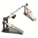 PEARL P-932L Twin Pedal Complete Demonator 左利き用 ドラムツインペダル左利き用ツインペダルコンプリートセットシングルチェーンを採用したライトフィーリング・コンセプトのドラムペダル、Demonator。Demonシリーズを踏襲したデザインのフットボードは、ロングボードタイプで、様々なフットワークにも足に吸い付くように反応。新開発のデュオ・ビートは、防振ゴムを内蔵し、ドラムヘッドに“面”で当たる形状とすることで、パワーの伝達性を高めパワフルでアタックの効いたサウンドとなる。また、インターチェンジャブル・カム・システムや、パワーシフターなど、エリミネーター・ドラムペダルを継承したアクション調整機能も搭載。Features・Single Chain　Drive・Demon Style PowerShifter Function LongboardDemon ドラムペダルを踏襲したデザインで、ヒール・トゥを使ったフットワークにも対応しやすいロングフットボードタイプ。そして、フットボードの位置を前後にずらすことで異なるアクションが得られる、パワーシフター機能を搭載。付属の六角レンチを使って、ヒールプレート部の位置をずらして使用。・Perfect Circle Cam w/ Removeable Eliminator-style Eccentic Cam1台のペダルで異なるアクションが得られる、インターチェンジャブルカム機構を搭載。工場出荷時は、踏み始めは軽く、踏み込んだ時にスピードが得られる偏心タイプのカムが付いており、これを付属の六角レンチで外すことで、パワーがあり、素直でクセのない真円タイプのカムに早変わり。・Dual Surface Beater with Control Core新設計のデュオ・ビーター。フェルトとプラスティックで、ドラムヘッドに“面”で当たる形状にすることで、より、パワフルでアタックの効いたサウンドとなる。また、防振ゴムを内蔵することで、不要な高域のオーバートーンと振動を抑え、パワーの伝達性を高めることが可能。　