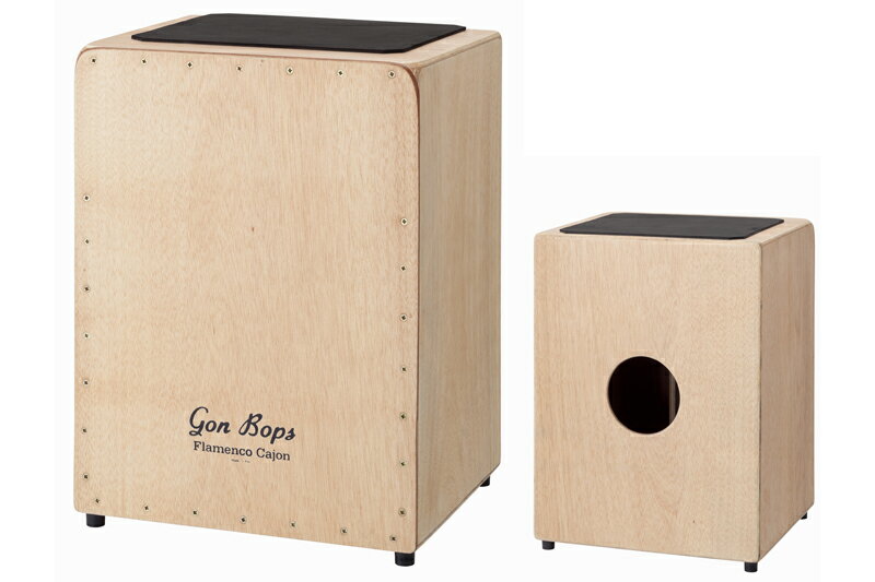 Gon Bops GON-CJFL スパニッシュフラメンコ カホン1954年、当時からコンガビルダーとして高く評価されていたマリアーノ・ボバディヤ氏によって設立された伝説的なパーカッションブランド。古典的なキューバンスタイルのコンガ製造に始まり、その伝統的な手法を残しつつ、革新的な技術をふんだんに採用することで世界的に認知された。とりわけカリフォルニアシリーズで採用されているオリジナルのクラウンフープは、今なお多くのパーカッショニストに好まれており、南米ペルーで製造することでより本格的なサウンドを追求したボックスカホンや、独創的なデザインのハンドパーカッションなど、多種にわたるモデルをラインナップしている。Flamenco Cajonペルー産の本格的なスパニッシュスタイル・ボックスカホン。軽量なウッド素材で、心地よいスナッピーサウンドが得られる。シートクッション標準装備で、ソフトケースも付属。18-1/2”(H) × 13-1/2”(W) × 12”(D)