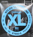 D'Addario ETB92-5 Black Nylon Tapewound 5弦エレキベース弦Black Nylon Tapewoundテーパーワウンド弦は通常フレッテッド/フレットレスベースの両方で使用され、伝統的なフラットワウンド弦が持つ深みやアップライトベースのアタック音で聴けるようなヴィンテージなトーンが得られるようデザインされています。このフラット・ブラックナイロン弦は究極のスムーズさと長寿命そしてバランスの取れた最高のテンションを持ち、通常のベー ス用サドルやナットにフィットします。5-StringMedium Gauge/Long Scale1st:.0502nd:.0653rd:.0854th:.1055th:.135　