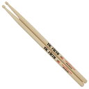 VIC FIRTH VIC-SD9 Driver ドラムスティック抜群のグリップ感を生みだす独特のフィニッシュや、木材の微妙な個体差を見極め最適なペアを選びだすコンピュータペアリングシステムなど、高度に洗練された技術と品質を誇る“ヴィックファース”バラエティに富んだ形状を採用したメイプルの「アメリカンカスタム」15.5×413mm材質：メイプル　