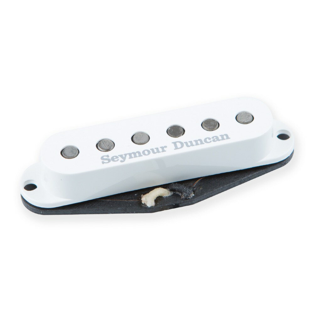 Seymour Duncan APS-2 Alnico II Pro Flat ギターピックアップ※ギターパーツの取り扱いには、相応の技術と知識が必要になります。自己責任にて取り扱い可能な方のみ、ご検討下さい。取り付け時に起った、楽器及びパーツの破損・損傷等につきましては当店は保証出来ません。あらかじめご了承下さい。※取り付け作業後の商品につきましては、いかなる理由でも返品は受付出来ません。APS-1 Alnico II Pro Staggeredと同じコイルデザインにフラットポールピースを組み合わせたAPS-2。フラットに近い指板アールや、3弦（G弦）にプレーン弦を使うことが多い現代のセッティングにおいて、ベストなバランスが得られます。SSL-2の低域レスポンスを若干柔らかくし、高域を多少丸くしたようなサウンドに仕上がっています。Magnet：ALNICO-2 RodsD.C. Resistance：6.1kEQ/B：5/M：4/T：7Cable：Cloth Push-Back※ホワイトピックアップカバーが付属しています。