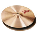 ※ハイハットボトムのみの販売となります。ハイハットトップは付属致しません。PAISTE PST7 Heavy Hi-Hat 14" BOT ハイハットシンバル「パイステサウンドテクノロジー」は、高品質のサウンドをデザインし、一流のシンバルを製造することの代名詞です。PST7は、伝統的なサウンド、ルックス、フィーリング、”2002″が好きなドラマーのためのラインとして追加されました。PST7のベースは、伝説的な2002シリーズに由来のCuSn8ブロンズです。シンバルは、その独特の伝統的な外観と仕上げを実現するためにスイスの手工職人によって旋盤加工されています。パイステの精密なスイスでの製造の結果、暖かく、全体としてクリアなサウンドを持ち、かつ、3つの重量クラス、light/thin、medium、heavyを提供することによって、PST7は広く異なる音楽スタイルをカバーします。PST7シリーズヘビーハイハット・ボトムサイズ：14インチ