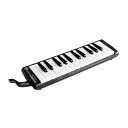 HOHNER（ホーナー） MELODICA STUDENT26 BLACK 鍵盤ハーモニカ 。メロディカ スチューデント26ハーモニカ、ブルースハープで世界トップクラスのシェアを誇るホーナーの鍵盤ハーモニカです。26鍵盤、プラスチックケース入りです。レンジ：B - C 26キー吹き口チューブ付カラー：ブラック【鍵盤ハーモニカについて】鍵盤ハーモニカの事を「ピアニカ」と呼ぶ方も多いと思いますが、「ピアニカ」はヤマハの鍵盤ハーモニカの商標名となっており、メーカーによって名称が異なります。YAMAHA（ヤマハ）：ピアニカSUZUKI（スズキ）：メロディオン全音（ゼンオン）：ピアニーHOHNER（ホーナー）：メロディカKC（キョーリツ）：メロディーピアノKIKUTANI（キクタニ）：メロディーメイト現在では略称として「鍵ハモ（ケンハモ）」「鍵ハ（ケンハ）」と呼ばれることもあるようです。幼稚園・保育園・小学校の音楽の授業では一般的に鍵盤数が「32鍵」で音域が「アルト」の鍵盤ハーモニカが使用されます。地域や学校によっては、メーカーや型番指定がある場合もございますので、授業用にご購入をご検討される場合は、メーカー／型番をご確認の上、お買い求め下さい。また、各メーカー、モデルによっては鍵盤数が32鍵以外のモデルや、音域が「ソプラノ」や「バス」のモデルもございます。ご入用の際は用途にあった鍵盤ハーモニカをお探しください。吹き口（唄口）やケースなどのアクセサリー類につきましては、基本的にメーカーが異なると互換性がございませんので、お手持ちの鍵盤ハーモニカのメーカー、型番をご確認いただき、同メーカーが販売している互換性のあるアクセサリーをお買い求めください。