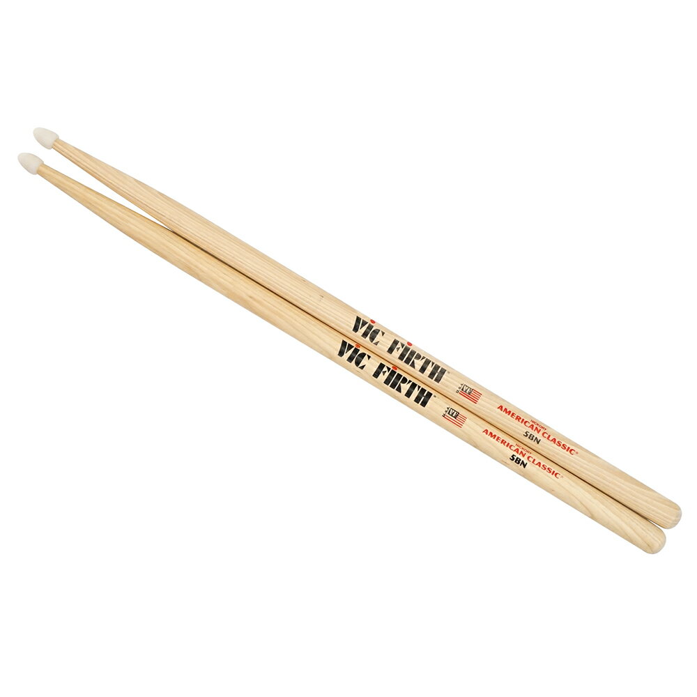 VIC FIRTH VIC-5BN×6SET ドラムスティック抜群のグリップ感を生みだす独特のフィニッシュや、木材の微妙な個体差を見極め最適なペアを選びだすコンピュータペアリングシステムなど、高度に洗練された技術と品質を誇る“ヴィックファース”。定番の「アメリカンクラシック」15.1mm×407mm材質：ヒッコリーナイロンチップモデル6セットでの販売です。　