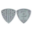 ZEMAITIS Guitar Picks ZP06 TR/Medium 0.75mm トライアングル セルロイド ギターピック×20枚ゼマイティスのメタルフロントのデザインを基にしたこのピックは、スタンダードなセルロイドのピックに蒸着フィルムを圧着させることで、メタルフロント・ギターの重厚な質感を再現しています。表はリーフスクロールにバーティカルロゴを、裏はヘッドプレートのデザインをピックの形状にアレンジしたデザインとなっています。形状:トライアングル厚み:ミディアム 0.75mm20枚セットでの販売です　