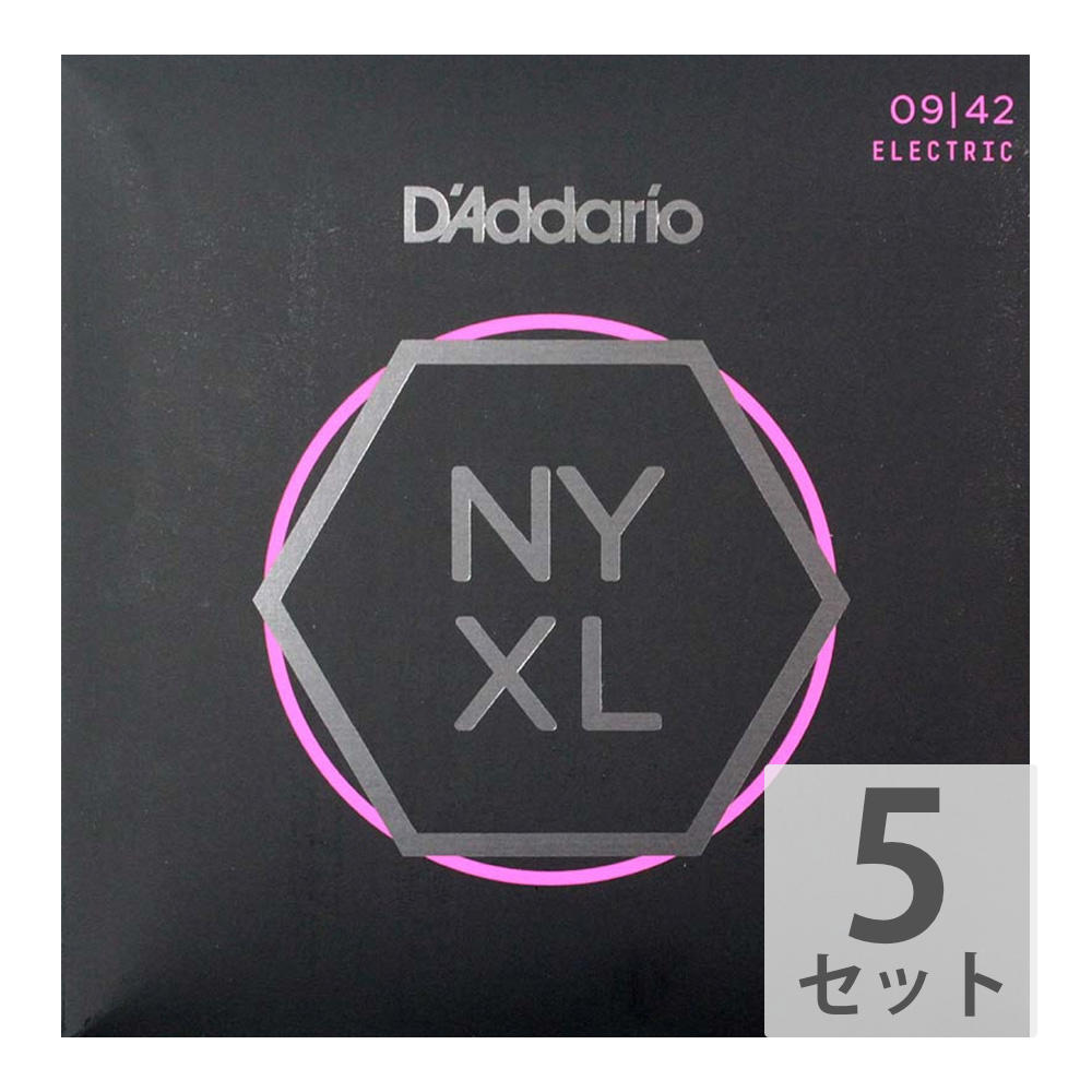 D'Addario（ダダリオ）NYXL0942 ×5SET エレキギター弦。新素材のエレキギター弦、NY XLシリーズ。D’Addarioがニューヨークの自社工場で製造、高炭素スチールを用いたこれまでにない強度の弦です。弦が切れることを懸念することなく、演奏できます。従来のニッケルワウンド弦に比べて、チューニング安定性が向上しました。チューニングにかかる時間は短くなり、チューニングが合った状態をより長時間維持することができます。巻弦は中域にあたる1-3.5kHzでのレスポンスが強調され、より存在感とクランチのあるサウンドで、ミックスに埋もれることがありません。NYXL0942は柔軟性を最大限に生かしたスーパーライトゲージとなっています。各弦のゲージは、プレーン弦：.009、.011、.016　巻弦：.024、.032、.042です。※5セットでの販売です。