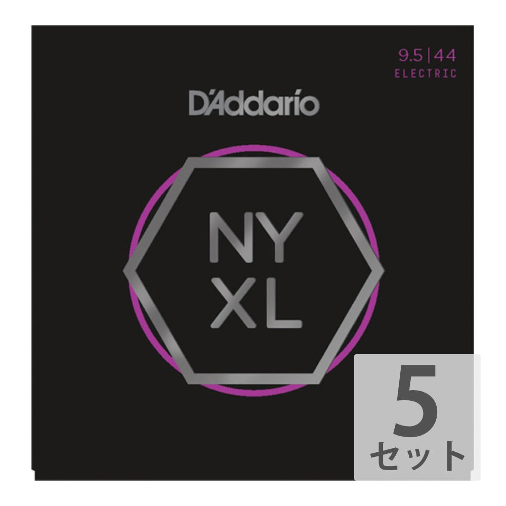 D'Addario NYXL09544 エレキギター弦×5SET新素材のエレキギター弦、NY XLシリーズ。D’Addarioがニューヨークの自社工場で製造、高炭素スチールを用いたこれまでにない強度の弦です。弦が切れることを懸念することなく、演奏できます。従来のニッケルワウンド弦に比べて、チューニング安定性が向上しました。チューニングにかかる時間は短くなり、チューニングが合った状態をより長時間維持することができます。巻弦は中域にあたる1-3.5kHzでのレスポンスが強調され、より存在感とクランチのあるサウンドで、ミックスに埋もれることがありません。NYXL09544は定番ゲージ09-42と10-46の中間。ダダリオならではのこまやかなゲージ設定がプレイヤーをサポートします。各弦のゲージは、プレーン弦：.0095、.0115、.016 巻弦：.024、.034、.044です。※5セットでの販売です。