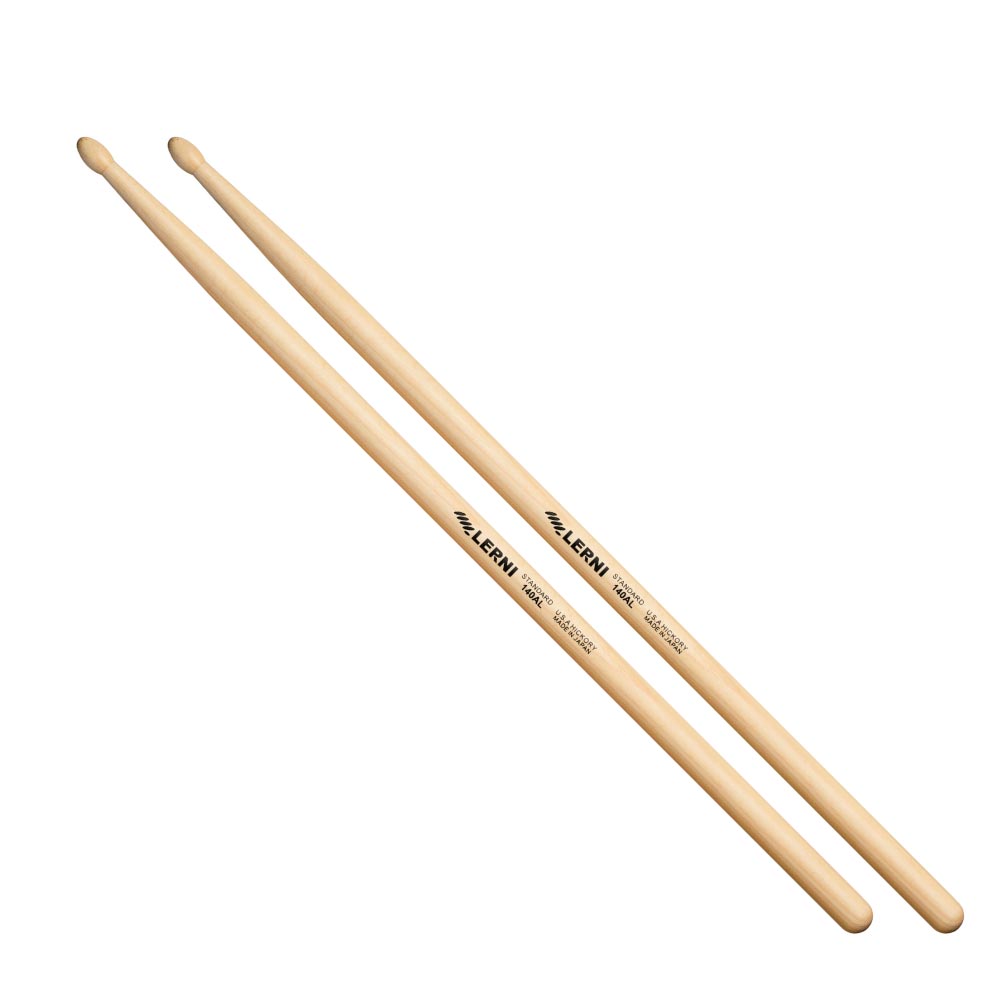 LERNI H-140ALW ドラムスティック ×6セットHICKORY STANDARD SERIESヒッコリー・スタンダードシリーズ良質な北米産ヒッコリー材を使用し、薄めのラッカー仕上げをしたシリーズです。すべり止め効果のある特殊なワックスを最終仕上げで塗布してあります。140AWの長さを13mm長くしたモデル。重心は140AWよりもややチップ側でパワー感のあるサウンドが出せます。14mm×419mm※6セットでの販売です。