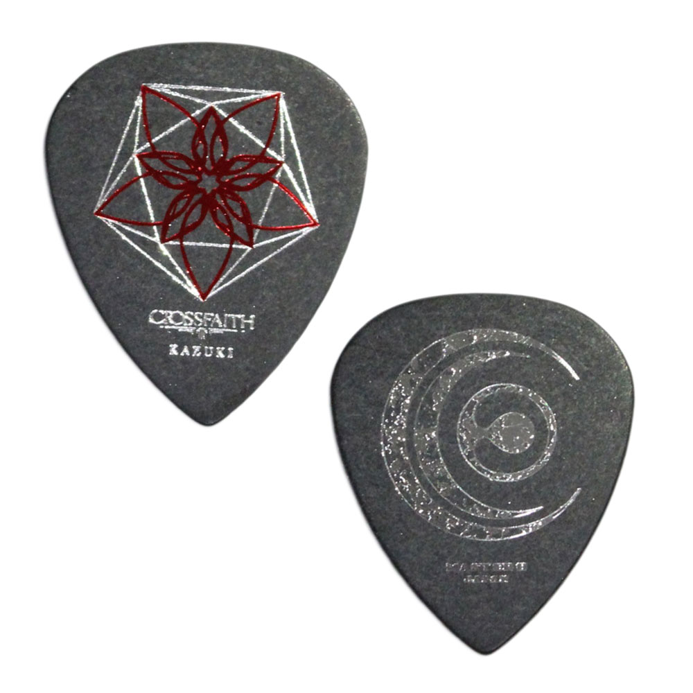 MASTER 8 JAPAN CFKAZUKI1-080 Crossfaith Kazuki signature model 0.8mm ギターピック×30枚。アーティストモデル第3弾は、Crossfaithのギタリスト「Kazuki」のシグネチャーモデル。ライブツアーでの幾度とないサンプリングを重ね完成したKazuki専用のオリジナルシェイプを採用。ふくよかかつ先端の尖ったティアドロップはきめ細やかなリフプレイからソロプレイ、バッキングプレイまで万能に対応。本人のこだわりが詰め込まれたシェイプとなっている。デザインはポセインチアの花びらをイメージし、Kazukiのテーマカラーが際立つソリッドなデザインとなっている。デザインはCrossfaithのデザインを手がけるMargo’s Deadと本人による監修。素材：DURACON（ジュラコン(R)）シェイプ：ティアドロップ厚さ：0.8mm※30枚セットでの販売です。