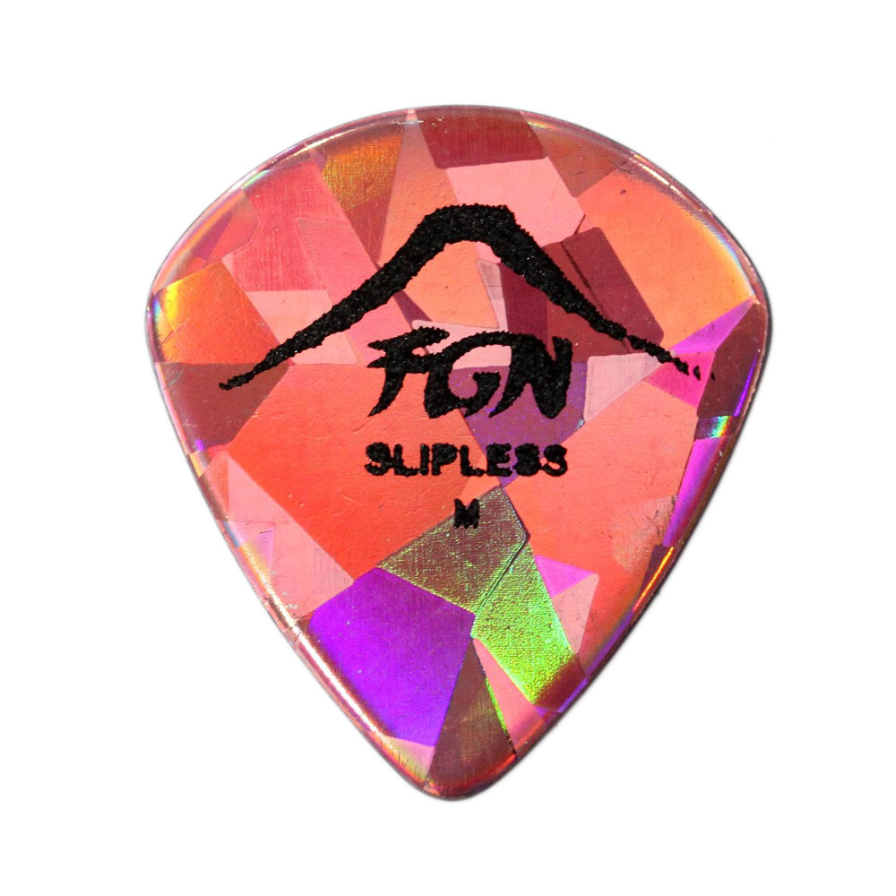 FUJIGEN FGN PICK SLP-100M MPK 0.75mm ティアドロップ ギターピック×50枚。FUJIGEN FGN PICK SLP-100M MPK 0.75mm ティアドロップ ピックFGNのオリジナルピックです。光の当たる角度によって色々な見え方をお楽しみ頂けます。ロゴ部分は滑り止め素材となっております。形状：ティアドロップ型カラー：メタリックピンク厚さ：0.75mm材質：セルロース裏面：同デザイン※50枚セットでの販売です。　