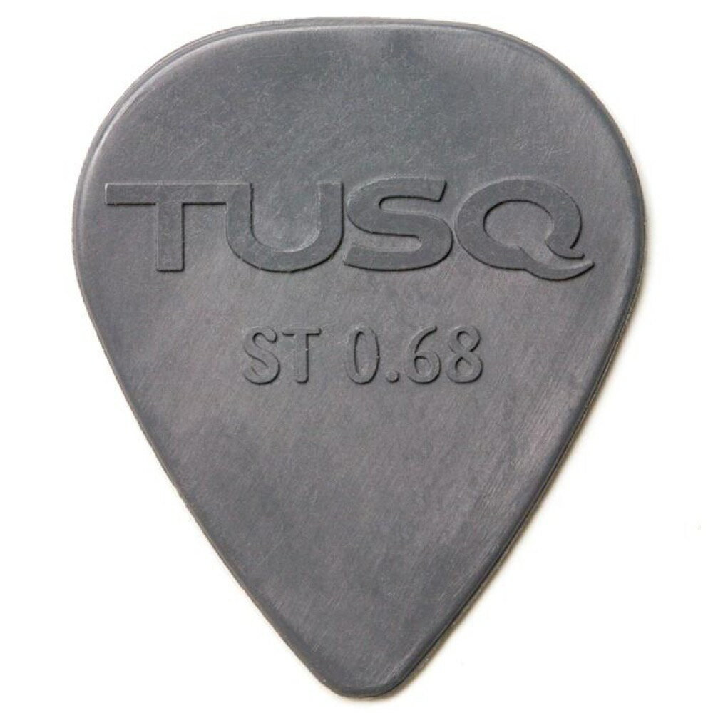 GRAPH TECH 0.68mm PQP-0068-G36 TUSQ PICK グレー ディープトーン ギターピック×36枚。GRAPH TECH 0.68mm PQP-0068-G36 TUSQ PICK グレー ディープトーン ギターピック※入荷時期によって、色味や印字が掲載画像と異なる場合がございます。あらかじめご了承ください。ギターパーツ等でおなじみのTUSQを素材としたピック。TUSQの持つ骨や合成素材では得られない、さらに象牙にも勝るとも劣らないクリアーでリッチなサウンドとサスティーンを活かしたピックです。ホワイト、アイボリー、グレーの3種類の仕上げがあり、それぞれのトーンを持たせています。また、各仕上げにスタンダード、トライアングル、ティアドロップの3種類の形状があります。ディープトーン形状：ティアドロップ材質：TUSQ厚さ：0.68mmカラー：グレー※36枚セットでの販売です。