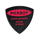 PICKBOY GP-22T/05 Triangle Carbon Nylon 0.50mm ギターピック×50枚。ピックボーイ・トライアングルカーボンナイロンシリーズのギターピックです。カーボンの硬さとナイロンのしなやかさを併せ持つピックです。他社には無いバリエーションで、とても硬い割にしなやかで、削れにくいのが特徴です。剣先が尖っていて、音の立ち上がりが非常に良く、ソロ演奏はもちろん、バッキングにも適したピックです。・材質：カーボン＆ナイロン66・厚み：0.50mm・形状：トライアングル（おにぎり型）※50枚セットでの販売です。