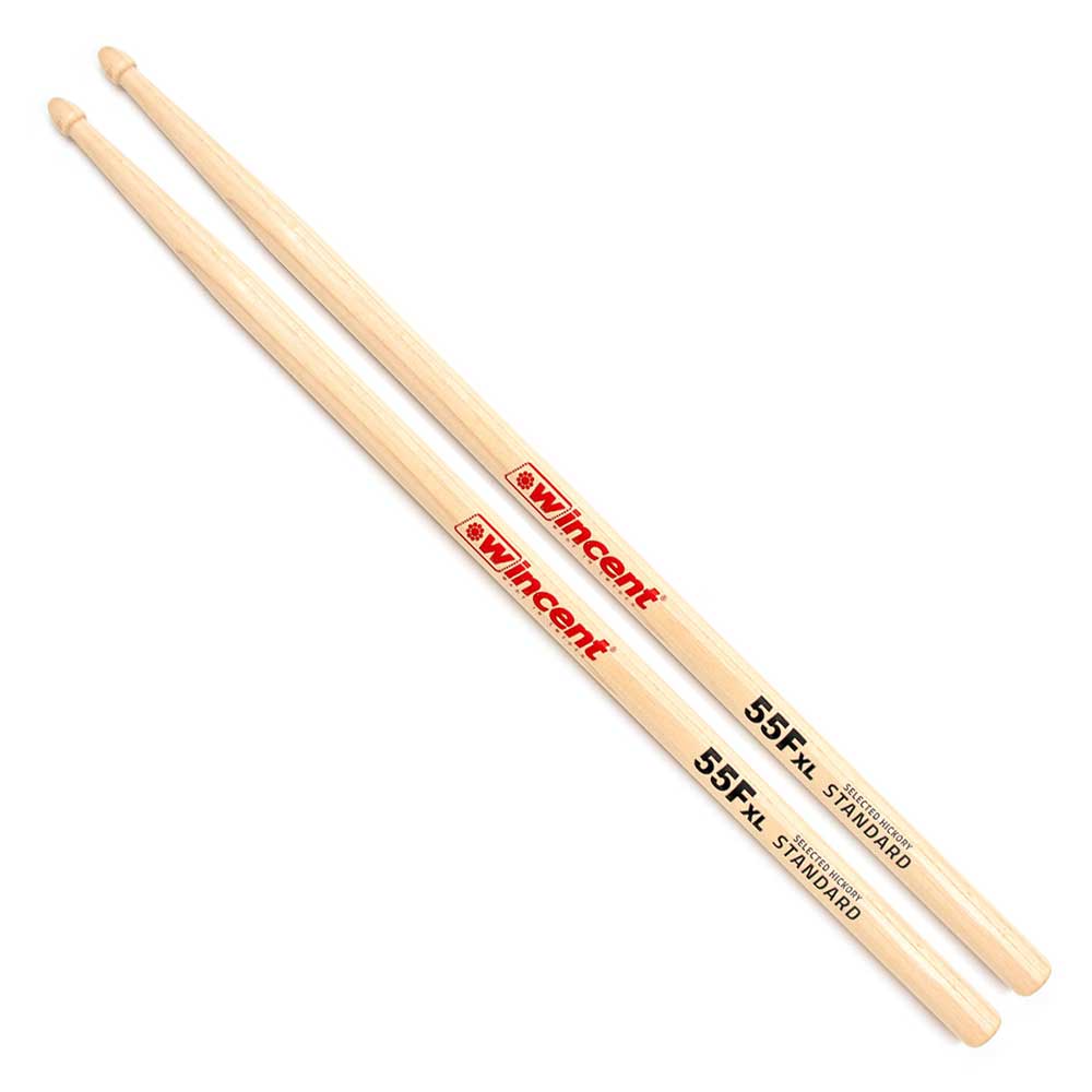 【4ペア】 Wincent ウィンセント W-55FXL ドラムスティック ヒッコリーウィンセントは、1992年にダン・ニーレンと父のボーによって誕生したスウェーデンのドラムスティックメーカーです。【仕様】・素材：ヒッコリー（Hickory）・全長：420mm・直径：14.7mm・AcornTip・Standard Taper・仕上げ：ワックスプロテクション※4セット（4ペア）での販売です。●ウィンセントによるドラムスティックの製造工程の主な特徴：1：木材を乾燥させることで耐久性を向上。2：細かい砥石を使用するセンターレス研磨技術。3：独自のプロテクションによる高い品質。【木材を乾燥させることで耐久性を向上について】スティックを作る際は木材がどの程度乾燥していなければならないかに多くの注意を払い、耐久性を高めるために木材は蒸気の窯で3週間以上乾燥させることで適度な湿度を与えています。そのため、耐久性、衝撃吸収性に非常に優れ、真っすぐなスティックを作り出しています。【細かい砥石を使用するセンターレス研磨技術について】スティックの形状を優しく整えて研磨、これにより木材にダメージを与えず耐久性を上げ、さらにはバランスの向上を実現。【独自のプロテクションによる高い品質について】ワックス保護によりグリップ感が向上しドラムスティックが手から滑り落ちるのを防ぐ効果があります。またワックスが木の奥深くまで入り込むことによりスティックが折れにくくなりより耐久性が向上します。※4セットでの販売です。