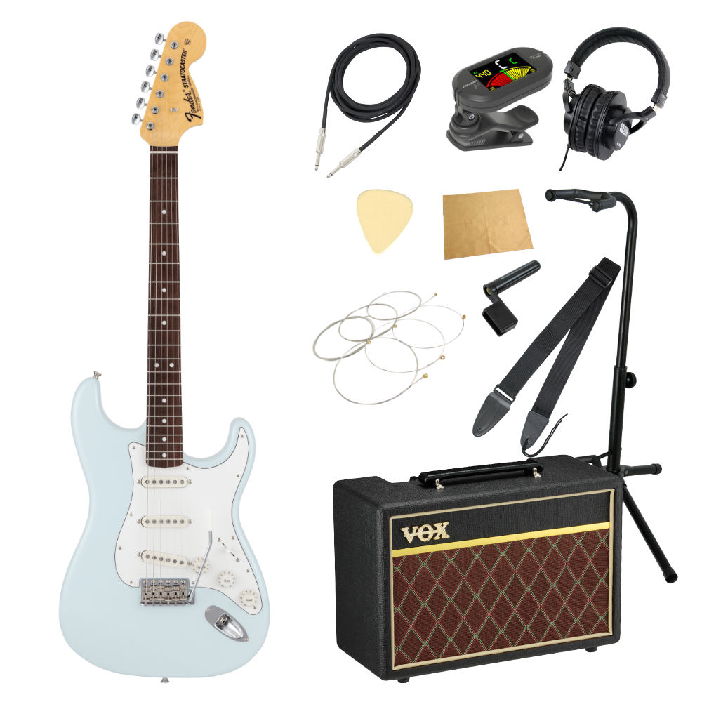 Fender フェンダー Made in Japan Traditional Late 60s Stratocaster RW Sonic Blue エレキギター VOXアンプ付き 入門11点 初心者セット※ギター本体、アンプ以外の小物類に関しては、用途は同じですが掲載画像の製品と異なる場合がございます。あらかじめご了承ください。エレキギターにVOXアンプ「VOX Pathfinder10」、ケーブル、チューナー、ストラップ、換え弦、スタンド、ピック、クロス、ヘッドホン、ストリングワインダーをお付けした11点セットです。---------------Fender フェンダー Made in Japan Traditional Late 60s Stratocaster RW Sonic Blue エレキギターフェンダーの伝統的な楽器製作の美学と日本の洗練されたクラフトマンシップを融合することで導き出されたMade in Japan Traditionalシリーズ。フェンダーの正統なDNAが、確かなMade in Japanクオリティで蘇ります。Made in Japan Traditional Late 60s Stratocasterはグロスフィニッシュのバスウッドボディを採用。21本のヴィンテージスタイルフレットを装備した9.5インチラジアスの”U”シェイプメイプルネックがTraditionalシリーズならではのクラシカルな演奏製を提供します。6サドル式ヴィンテージスタイルSynchronized Tremoloブリッジ、そしてTraditionalシリーズのために選定されたオリジナルピ ックアップはリアルで音楽的なヴィンテージトーンを奏でます。細めに設計されたナット幅は日本のプレイヤーにも弾きやすい仕様となっています。堅実なギタークラフトマンシップと、プレイヤーのニーズに柔軟に対応する答えが、本シリーズに反映されています。【スペック】・プロダクトネーム：Made in Japan Traditional Late 60s Stratocaster, Rosewood Fingerboard, Sonic Blue・モデル番号：5381400372・シリーズ：Made in Japan Traditional・オリエンテーション：Right-Hand・カラー：Sonic Blue・原産国：JP・ネック：Maple・ネックフィニッシュ：Gloss Urethane・ネックシェイプ："U" Shape・フィンガーボードラジアス：9.5" (241 mm)・フィンガーボードの素材：Rosewood・ポジションインレイ：Pearl Dot・フレット数：21・ナット：Bone・ナット幅：1.615" (41.02 mm)・ナットの素材：Bone・ボディ：Basswood・ボディフィニッシュ：Gloss Polyester・ボディシェイプ：Stratocaster・ボディ素材：Basswood・ブリッジ：6-Saddle Vintage-Style Synchronized Tremolo・ピックガード：3-Ply Eggshell・コントロールノブ：Eggshell・Switch Tip：Eggshell・ハードウェアフィニッシュ：Nickel/Chrome・チューニングマシーン：Fender Vintage "F" Stamped・ストリング：Nickel Plated Steel (.009-.042 Gauges)・ネックプレート：4-Bolt・ブリッジピックアップ：Vintage-Style Single-Coil Strat・ミドルピックアップ：Vintage-Style Single-Coil Strat・ネックピックアップ：Vintage-Style Single-Coil Strat・ピックアップコンフィギュレーション：SSS・コントロール：Master Volume, Tone 1. (Neck Pickup), Tone 2. (Middle Pickup)・スウィッチ：5-Position Blade: Position 1. Bridge Pickup, Position 2. Bridge and Middle Pickup, Position 3. Middle Pickup, Position 4. Middle and Neck Pickup, Position 5. Neck Pickup・フレットサイズ：Vintage・スケール：25.5" (64.77 cm)・ケース：Gig Bag---------------●セット内容・エレキギター本体・VOX Pathfinder10 ギターアンプ・シールドケーブル・クリップチューナー・ストラップ・エレキギター弦・ギター/ベーススタンド・ピック・ヘッドホン・ケアクロス・ストリングワインダー