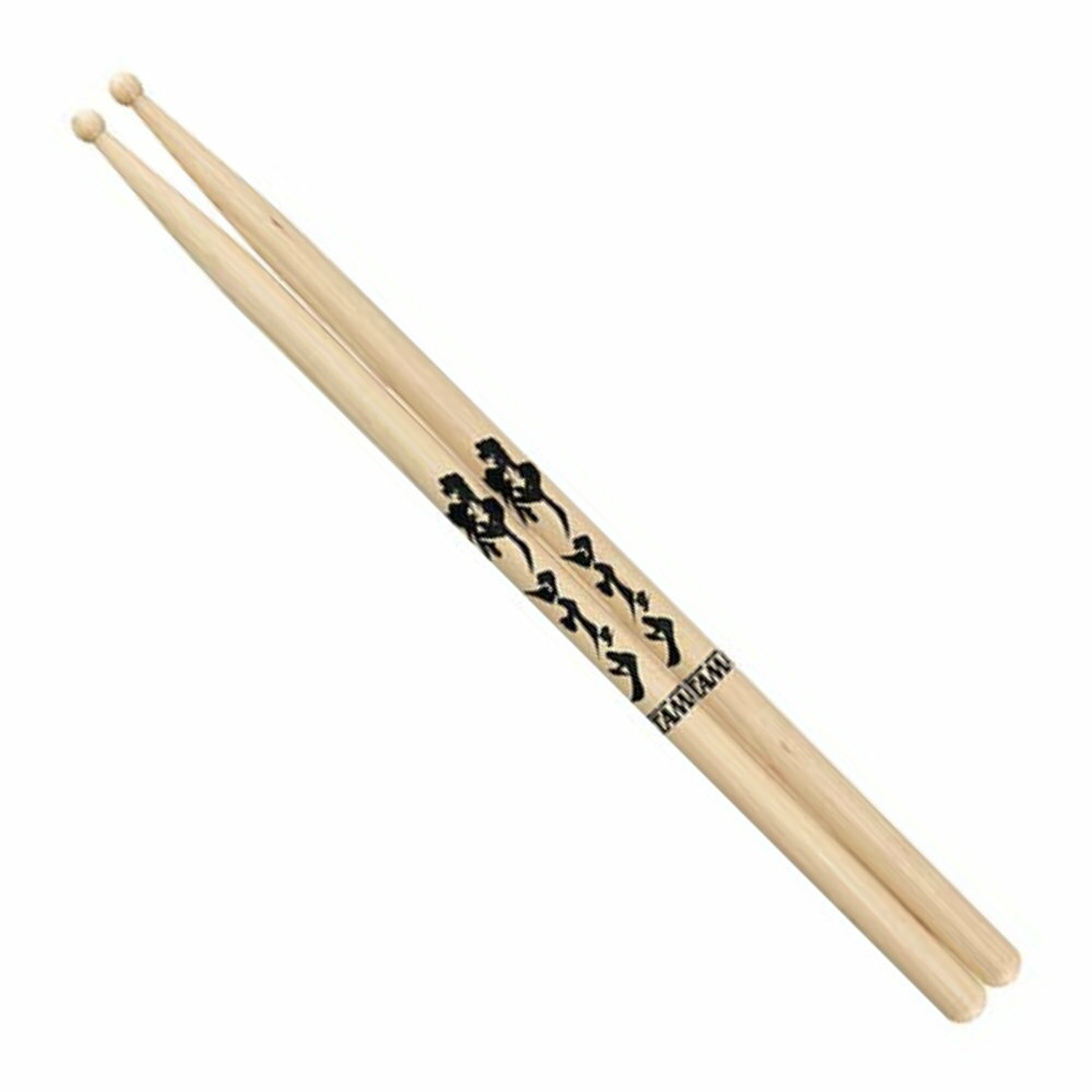 TAMA タマ H-RYO 神田リョウ シグネチャー ドラムスティック×3セット。TAMA タマ H-RYO 神田リョウ シグネチャー ドラムスティック神田リョウ モデル動画投稿企画「# 一日一グルーヴ」でもおなじみ、ジャンルを越えたカリスマ・セッションプレイヤーとして活躍する神田リョウ待望のシグネチャーモデル。「太くて振りやすい」にこだわった16mm×400mm のスティックは、芯のあるパワーサウンドから繊細なシンバルワークまで、幅広く安定したサウンドを提供出来るようラウンドチップを採用。吸い付く様なコントロール性能と太さを感じさせない振りやすさを実現しました。バンドドラマーからマーチングドラマーまで是非オススメしたい逸品です。Model Name：H-RYOMaterial：Hickory / ツヤ消しDiameter：16mmLength：400mm※3セットでの販売です。
