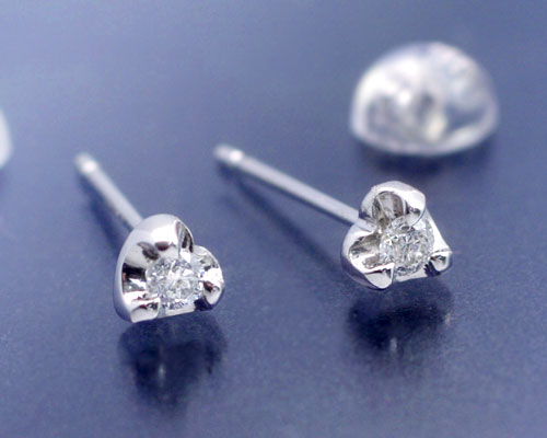 ダイヤモンド ピアス 0.1ct プラチナ Pt950 ハート枠 金属アレルギー対応 レディース スタッドピアス 4月誕生石 ダイアモンド 両耳用 仕事用「プチ・セリジェ」【あす楽対応】