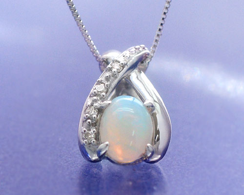 ドラマティックなX(キス)のプレゼント♪オパール&ダイヤ0.04ct K18WGペンダント　キューピット...