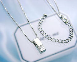 清楚にワンポイントオシャレ【closetome】レディスコレクションカレロッシュペンダント