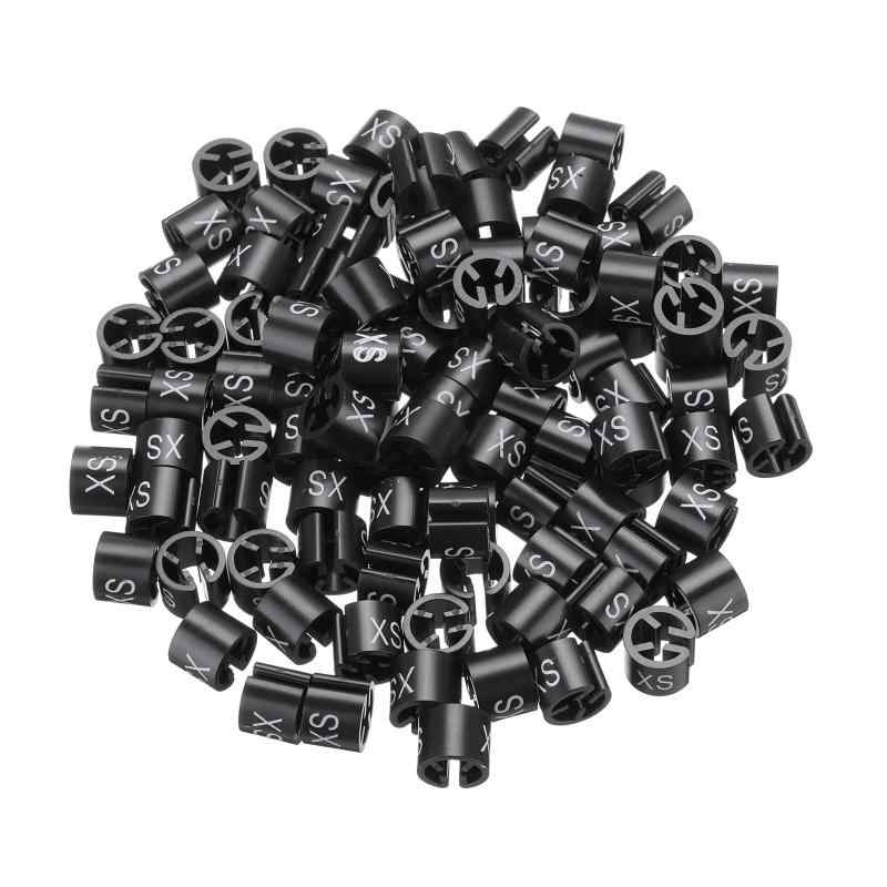 PATIKIL 衣類ハンガーマーカーXSサイズタグ3 mmロッド用黒ガーメントクロージングカラーコーディング 100個入り丸い衣類サイズカラーコーディングラベルは、Tシャツ、コート、半袖、帽子、ズボンなどのハンガーにマークするために、衣類店、小売店、市場、スーパーマーケット、工場などで広く使用されています。マーカーサイズ：13 x 9mm / 0.47 x 0.39"（直径*高さ）；ロッド直径に適合：3 mm / 0.12"；パッケージ内：100 x 衣類マーカー；素材：プラスチック取り外しや再利用が簡単です。衣類を取り出してサイズマーカーで整理して表示できます。カラーのハンガーマーカーは簡単に認識できます。取り付け手順：1. 広い肩のワイヤーハンガーに衣類ハンガーマーカーを押し付ける；2. 服を掛けるための適切なサイズを確認してください。注文前にサイズ（S/M/L/XL/2XL/3XL/4XL/5XL）と数量を確認してください。