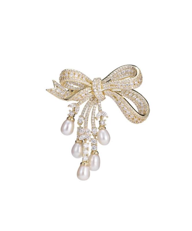 淡水真珠ジルコンリボン花ブローチ 高級クリスタル淡水パールコサージュ女性用アクセサリー キラキラなダイモンド花胸飾り 入学式卒業式結婚式冠婚葬祭 お誕生日記念日母の日クリスマ【仕組み】 二つ色があり：シルバーメッキ、ゴルードメッキ 形: ジルコンクリスタル淡水真珠ブローチ 素材 ：上品なジルコンCZ、淡水パール、銅 サイズ：約5.6x5.0cm 重さ: 約15.5g【付属品】 1.きれいなギフトケース 2.透明な収納袋(収納しやすく、頑丈で持ち運びも便利。) 3.クリーニングクロス【華やかなデザイン】 素敵な淡水真珠とジルコニアリボン花モチーフのデザインで、華やかで優雅な印象を与えます。 リボンの表面に埋め込まれた小さなキュービックジルコニアがとても輝いていて、繊細でエレガントなブローチです。【多用途】 フォーマルな場面からカジュアルな装いまで幅広く使えるため、様々なスタイルに合わせやすいアイテムです。 入学式、卒業式、結婚式、成人式、七五三、発表会、面接、お祭り、お祝い、冠婚葬祭など、ぜひご活用ください。【プレゼントとしても最適】 ギフトボックスが付いているため、お誕生日、記念日、母の日、クリスマス、新年など、ご家族やご友人への贈り物にも最適です。 自分へのご褒美にも、超オススメです。【高品質、長くご愛用できます】 優れた職人技によってキラキラと輝く美しいブローチです。 落ち着いた色合いはさまざまな色の服と合わせやすく、日常でもフォーマルでも適しています。