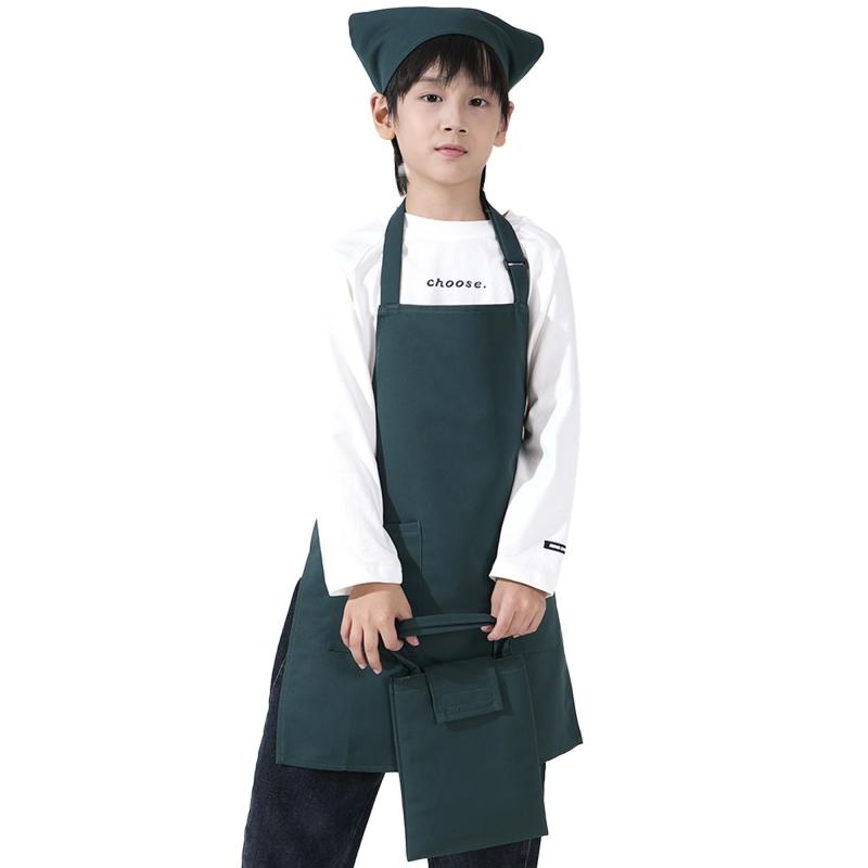 [cheercube] 子供用エプロン キッズ 小学生 3点セット 三角巾 収納バッグ 男の子 女の子 綿混 腰バックル 首紐調整 90～140cm【防汚加工】汚れにくい綿混素材を採用しているため、学校給食や料理教室、家庭でのお手伝いなど、日常のさまざまなシーンでも清潔感を長く保つことができます。油はねや食べこぼしにも強く、お手入れがしやすいので、忙しい保護者の方でも安心してご使用いただけます。【速乾性能】速乾性に優れた生地を使用しているため、洗濯後も素早く乾き、翌日の学校や習い事にすぐ準備ができます。頻繁に洗っても型崩れしにくく、長時間着用しても快適さを保てるため、毎日気持ちよくお使いいただけます。【調整自在】首紐は成長に合わせて細かく長さを調整できる仕様になっているため、体格や季節の服装に合わせてジャストフィットさせることができます。ずれにくく、圧迫感を軽減するため、子どもが快適に着用できるデザインになっています。【簡単着脱】腰紐には扱いやすいバックル式を採用しているため、子どもでも簡単に素早く着脱できます。初めてエプロンを使う場合でも迷わず着替えができ、自主性を育てながら朝の準備や授業前の支度をスムーズに行うことができます。【便利収納】大きめのポケットはハンカチやティッシュ、小さな調理用品などの収納に便利で、作業時の使い勝手を向上させます。さらに巾着バッグがセットになっているため持ち運びや保管がしやすく、学校や料理教室への移動も快適に行える便利なセットです。
