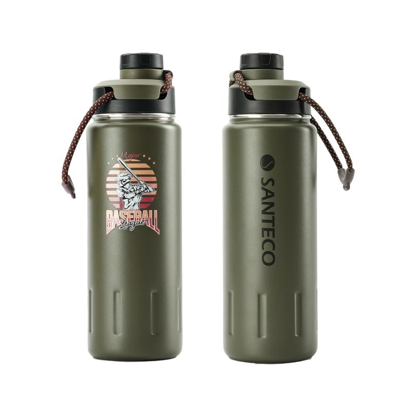 SANTECO スポーツボトル 「KTWO」シリーズ【実用的なストラップ付きカバー】もうボトルキャップをなくすことはありません。ユニークな持ち運び用ストラップは、注ぎ口の蓋はストラップに固定でき、飲みながらキャップを手から離すことができます。【保温・保冷効果】優れた保温と保冷の性能を備えるタンブラーです。 真空断熱ステンレス鋼304を採用しており、マグカップを持っていても手が熱くも氷結もしません。 休みにビールもいれられて、家族とバーベキューを食べて、寒い時も暑い時も美味しい温度をお届けします。【錆びに強い・BPAフリー】耐食性の高い18-8ステンレスを使用し、BPAフリーなので氷入れのミネラルウォーターや淹れたてのホットコーヒーやスポーツ飲料をいつでも好きな時に飲めます。表面に「結露抑制構造」、冷たい飲み物を入れても結露しにくい。【大容量・洗いやすい】710mlの大容量の運動ボトル、一本で十分な水分補給を満足します。魔法瓶の広口が大きめの氷でも入れやすいし、清潔にも簡単です。【使用場面】おしゃれの色とデザインはスポーツ、旅行、登山、ピクニック、キャンプ、アウトドアに最適だけではなく、オフェス、学校でも使えます。