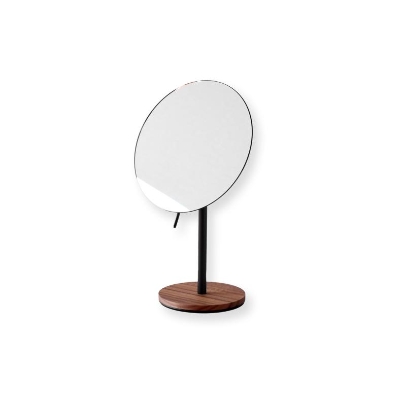 「Table Mirror」 回転・角度調節ができる木製卓上ミラー土台木部の裏面にはすべり止めが付いており、適度な重さが安定感をもたらします。お好みの角度に調節ができ、毎日のメイクやヘアスタイリングの準備がよりスムーズに進みます。