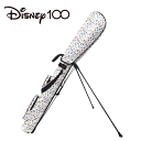 【「Disney100」について】 Disney100は、ウォルト・ディズニー・カンパニーの100周年を記念して、比類なきコンテンツ、体験、商品コレクションをご提供し、ディズニーの素晴らしさと魔法を共に分かち合うストーリーテラー、ファン、そしてファミリーを讃える一生に一度のイベントです。 ・ストッパー付き ・Disney100ロゴ ・グローブがくっつく！ ・ディズニーキャラが勢揃い！ ・収納可能なポケット付き 【商品詳細】 ●サイズ…4.5型 ●素材：PU ●重さ ：約1.25kg ※ 100周年記念アイテムのため数に限りがあります キャラクター グッズ プレゼント ゴルフコンペ景品 セルフスタンド ゴルフ 用品 キャラクター おしゃれ 公式グッズ ライセンス商品 ディズニー 100周年&nbsp;