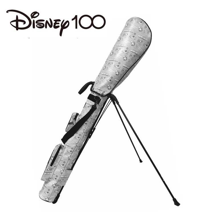 【「Disney100」について】 Disney100は、ウォルト・ディズニー・カンパニーの100周年を記念して、比類なきコンテンツ、体験、商品コレクションをご提供し、ディズニーの素晴らしさと魔法を共に分かち合うストーリーテラー、ファン、そしてファミリーを讃える一生に一度のイベントです。 ・ストッパー付き ・Disney100ロゴ ・グローブがくっつく！ ・ディズニーキャラが勢揃い！ ・収納可能なポケット付き 【商品詳細】 ●サイズ…4.5型 ●素材：PU ●重さ ：約1.25kg ※ 100周年記念アイテムのため数に限りがあります キャラクター グッズ プレゼント ゴルフコンペ景品 セルフスタンド ゴルフ 用品 キャラクター おしゃれ 公式グッズ ライセンス商品 ディズニー 100周年&nbsp;