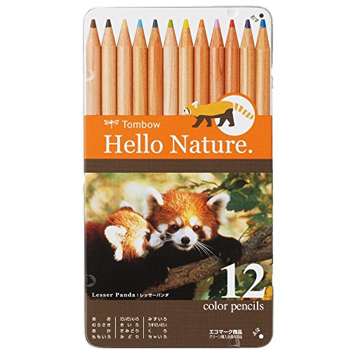 レッサーパンダ12色/-/CB-RHNLP0212C・Style:レッサーパンダ・パッケージ個数:1・【12色セット】青・紫・赤・桃色・橙色・黄色・黄緑・緑・水色・薄橙・黒・茶色・【仕様】丸軸・フィンガージョイント軸/缶ケース入り・【用途】デザイン・設計・グラフ・事務・学習・彩色用・【パッケージサイズ】幅102×厚さ12×全長186mm/重量157g・【ハローネイチャー】エコ文具シリーズ缶入り色鉛筆のデサインを一新。 木目の美しさを活かし、木のぬくもりが伝わる色鉛筆12色入り。 可愛らしい動物のイラストがプリントされ、飽きの来ないデザイン。