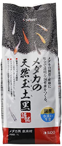 シンプル-/1L/-・パッケージ個数:1・本体サイズ (幅X奥行X高さ) :10×8×23cm・本体重量:0.92kg・原産国:日本商品紹介 メダカ飼育・繁殖に適したやさしく安全な水環境をつくるメダカ飼育専用の底床材(ソイル)です。天然の土を固め、メダカの飼育にちょうどよい大きさの丸い粒(粒度: 3~1mm)に加工した底床材です。メダカの飼育・産卵に適したやさしい水質を維持するとともに、餌などから溶出する色素を吸着し、清く澄んだ安全な飼育環境をつくります。メダカを美しく引き立てるシックな黒色。 使用上の注意 ・セット直後に濁りが発生しますが、メダカなど生体には無害です。水質によっては濁りは数時間~数日でとれて透明な飼育水になります。 ・当製品は魚病薬の有効成分を吸着することがあります。当製品と魚病薬をいっしょに使用しないでください。 ・当製品は水道水を使用した場合に、飼育水を弱酸性に保つよう調整されています。極端にpHの値が高かったり低かったりする水を使用した場合、弱酸性にはならないことがあります。 ・フィルターなどから勢いよく出る水流があたると、当製品が舞い上がることがあります。水流の向きを調整して舞い上がらないようにしてください。 ・当製品は天然原料を使用しているため、製品によって色合いが異なることがあります。 ・水換えの際は当製品の粒の崩れや濁りの発生をなくすために、できるだけていねいに取り扱ってください。 改良のため予告なく仕様を変更する場合がございます。あらかじめご了承ください。 原材料・成分 天然土 使用方法 底床材のセット 水洗いすると粒が崩れます。当製品は洗わずにそのままご使用ください。 1、鉢など飼育容器の底全体を覆う程度に当製品を敷いて下さい。 2、当製品が舞い上がらないように発泡スチロールの板などを敷き詰めた当製品の上にのせ、その上からゆっくりと水を注いでください。 3、セット後、メダカ飼育に適した水質になっていることを確認して生体を入れてください。 4、汚れの程度に応じて数か月に一度、すべてのあたらしい底床材に交換してください。 ご注意（免責）必ずお読みください ・当製品はメダカ飼育専用の底床材です。これ以外の目的に使用しないでください。 ・生後間もない稚魚は、当製品の粒と粒の間に入って出られなくなるおそれがあるため使用できません。 ・粒を壊さないようにていねいに取り扱ってください。 ・飼育水の水質は水の汚れとともに変化します。定期的な水換えを行ってください。 ・セット後、メダカに適した水質になっていることを確認した後、生体を入れてください。 ・天然の原料を使用しているため、色・形状が均一ではありません。ご了承ください。 ・水中に手を入れて作業する場合は、感電事故を予防するために必ず当該水槽すべて電気器具のプラグをコンセントから抜いてください。 パッケージ裏面の説明・注意書をよく読んでご使用ください。 【警告】 ・開封時やセット時に、粉末が目に入らないようにご注意ください。