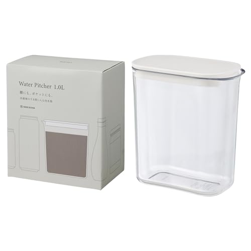 ホワイト/1L/K787W・Color:ホワイト・パッケージ個数:1・【冷蔵庫に収納しやすい/耐熱仕様】冷蔵庫の棚にも、扉の前ポケットにも入るコンパクトサイズの冷水筒です。ちょっとしたすき間にぴったり入ります。中身がわかりやすい色と、コーヒー等の色の濃い飲み物の着色が目立ちにくい色の4カラーで、熱湯も注げます。 熱湯を注いだ後は、充分に冷めてからフタを閉めてください。すぐにフタをすると、熱でフタが変形する場合があります。・【洗いやすいからお手入れが簡単】角がないので洗いやすく、広口で底まで手が届きます。パッキンがなく、食洗機対応でお手入れが楽な本体とフタの2パーツです。・【狙って注げる】くぼみがあり持ちやすい形です。持つ位置と注ぎ口が近いので、狙って注げます。水切れが良く、液だれしにくいデザインです。・【材質】本体/AS樹脂　フタ/ポリプロピレン【耐熱】本体:70℃、フタ:100℃【耐冷】0℃【容量】約1L【サイズ】約146×160×90mm【生産国】中国・【ご注意】●本品は密閉容器ではございません。多く入れたり、揺らすと中身がこぼれることがあります。●煮
