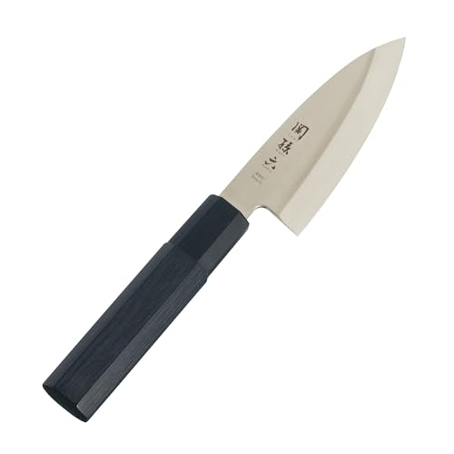 単品シルバー/120 mm/AK-1100・Style:単品PatternName:出刃 105mm・パッケージ個数:1・格別な切れ味と耐久性を備えた逸品・湿式平前刃付け非常に細かい砥石で刃付けを行うことが可能で、繊細な 切れ味を実現。 熱による硬度ドロップも回避できるので、 高硬度を維持しながら刃付けを行うことが可能です。・ステンレス単層材:サビにくくメンテナンスがしやすい・手にフィットする八角形状の 積層強化木柄・刃体は樹脂との同時成型により 刃と口金部の境目に隙間がなく 衛生的。 独自の接合方法でより高い耐久性を実現させました。格別な切れ味と耐久性を備えた逸品 湿式平前刃付け非常に細かい砥石で刃付けを行うことが可能で、繊細な 切れ味を実現。 熱による硬度ドロップも回避できるので、 高硬度を維持しながら刃付けを行うことが可能です。 ステンレス単層材:サビにくくメンテナンスがしやすい 手にフィットする八角形状の 積層強化木柄 刃体は樹脂との同時成型により 刃と口金部の境目に隙間がなく 衛生的。 独自の接合方法でより高い耐久性を実現させました。 材質 刃体:モリブデンバナジウムステンレス刃物鋼 口金:ナイロン 柄:積層強化木 サイズ:約40×224×20mm 刃渡り:約105mm 重量:約103g 原産国:日本 使用後は速やかに汚れや水分を取り除いて乾燥させ てください。 汚れや水分を残したまま放置するとサビや変色の原因になります。