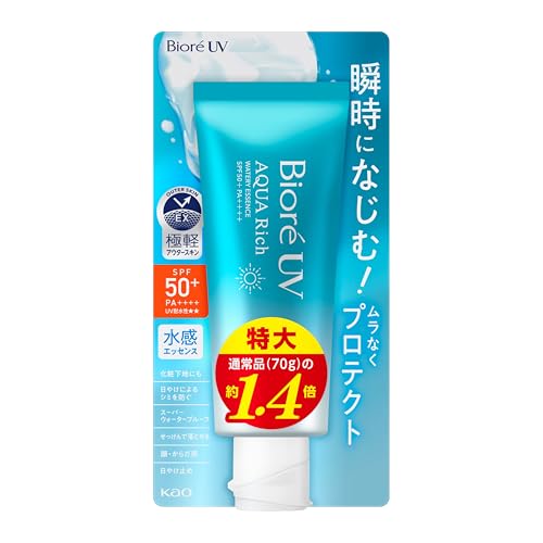 本体ブルー/100 g (Pack of 1)/-・Style:本体PatternName:チューブ・瞬時になじみ、ムラなくプロテクト水感エッセンス商品紹介 ムラなく瞬時になじみ、強力紫外線からプロテクトアクアリッチ水感エッセンス。まるで一枚の皮膚のように全身を覆う、薄く均一なUVブロック膜。ミクロレベルのスキマまで塗りムラ防ぐ。みずみずしいウォーターベースで、日中もさらっとベタつかない。SPF50＋／PA＋＋＋＋。UV耐水性。スーパーウォータープルーフ。せっけんで落とせる。●化粧下地にも　●合成着色料無配合　●日やけによるシミ、そばかすを防ぐ 原材料・成分 水、エタノール、メトキシケイヒ酸エチルヘキシル、エチルヘキシルトリアゾン、パルミチン酸イソプロピル、（メタクリル酸ラウリル／メタクリル酸Na）クロスポリマー、ジエチルアミノヒドロキシベンゾイル安息香酸ヘキシル、水添ポリイソブテン、ビスエチルヘキシルオキシフェノールメトキシフェニルトリアジン、パルミチン酸デキストリン、BG、キシリトール、（アクリレーツ／アクリル酸アルキル（C10-30））クロスポリマー、ジメチコン、安息香酸アルキル（C12-15）、グリセリン、ステアリン酸グリセリル、プロパンジオール、ベヘン酸グリセリル、（ビニルジメチコン／メチコンシルセスキオキサン）クロスポリマー、セタノール、カンテン、ジステアリン酸ソルビタン、イソセテス-20、ポリビニルアルコール、（ジメチコン／ビニルジメチコン）クロスポリマー、ステアロイルグルタミン酸、アルギニン、水酸化K、水酸化Na、ローヤルゼリーエキス、ヒアルロン酸Na、フェノキシエタノール、EDTA-2Na、BHT、香料 使用方法 適量を少量ずつ、肌にムラなくなじませます。顔や首には基礎化粧品でお肌を整えた後、丁寧になじませてください。量が少ないと、充分な日やけ止め効果が得られません。液が衣服に直接つかないよう注意し、乾いてから衣服を着用してください。効果を保つために、汗などをふいた後は、こまめにぬり直してください。落とす時は、洗顔料、全身洗浄料などでよく洗ってください。 ●使用後は必ずキャップをしめてください。 安全警告 ご注意 使用前 ●特に肌の弱い方は使わないでください。 ●除毛直後や肌に傷、はれもの、湿疹等異常のあるところには使わないでください。 使用時 ●肌に異常が生じていないかよく注意して使用してください。肌に合わない時、使用中に赤み、はれ、かゆみ、刺激、色抜け（白斑等）や黒ずみ等の異常が出た時、直射日光があたって同様の異常が出た時は使用を中止し、皮フ科医へ相談してください。使い続けると症状が悪化することがあります。 ●目に入らないように注意し、入った時は、すぐに充分洗い流してください。 ●衣類等につかないよう充分ご注意ください。ついた時は、すぐに洗剤で丁寧につまみ洗いしてください。また、ついた部分がピンク等に変色（着色）する場合がありますので、塩素系漂白剤のご使用は避けてください。 保管 ●高温の場所、直射日光のあたる場所には置かないでください。 ●子供や認知症の方などの誤食等を防ぐため、置き場所にご注意ください。