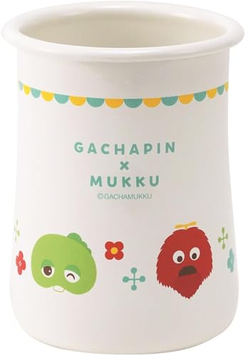 マルチカラー/-/GMJ-2404・パッケージ個数:1・サイズ(約):径93×120mm・本体重量 (約) :220g・素材・材質:本体/ほうろう用鋼板 (ほうろう仕上げ)、木部/天然木、シール蓋/ポリプロピレン・熱可塑性エラストマー商品により含まれないものもあります・生産国:日本、下地/中国1973年に放送開始した幼児教育番組「ひらけポンキッキ」で登場したガチャピン・ムックは、2023年についに50周年を迎えた。スポーツが得意なガチャピンはお天気キャスター、ムックは音楽の才能を発揮するなど、テレビやイベント、広告など様々な分野で活躍中 北欧風のテイストがとってもキュート 草花や瑞々しいフルーツなど、ナチュラルなモチーフを取り入れたガチャピン・ムックのキッチンウェアシリーズ ●日本でひとつひとつ、絵柄を丁寧に手で貼り仕上げている ●琺瑯の表面に鮮やかな色彩が彩る ●耐酸性に優れた琺瑯は酸や塩分に強いため保存容器に用いられる ●琺瑯のお鍋は食材の味を変えることが無いため、離乳食やジャム作りに