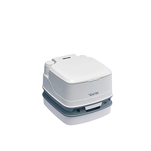 小さめサイズ・ピストンポンプホワイト(WHITE)/H330×W383×D427(mm)/PPQ345・Style:小さめサイズ・ピストンポンプ・パッケージ個数:1・キャンプに、車中泊に、キャンピングカーに、バンガローに、災害時に備えて、工事現場に、ボート等船舶に、介護に使える「水洗式ポータブルトイレ」・水洗方式 : 手動式(ピストンポンプ)・洗浄水タンク目盛り : なし・汚水タンク目盛り : あり・洗浄水タンク容量 : 15?商品紹介 本製品はキャンプ・車中泊・キャンピングカー・バンガロー・災害時に備え・工事現場・ボート等船舶・介護に使える「水洗式ポータブルトイレ」です。座りやすさと携帯性を両立させたサイズになっています。 本製品は水洗式で、清潔にお使いいただくことができます。 洗浄水タンク(15L)の連続使用回数は約33回で、押しやすい「ピストンポンプ」を採用しています。 汚水タンク(容量12L)は密閉されています。密閉キャップ付回転式排水口やエア抜きボタンなど、手を汚さない設計になっています。 また、捨て時が一目でわかる「汚物タンク目盛り」付きです。 オプションでAQUA RINSE(防汚コート剤)、AQUA KEM GREEN(消臭剤)をお使いいただくこともできます。 使用上の注意 ●汚水、洗浄水の残りはご家庭のトイレや公衆トイレに捨てて下さい