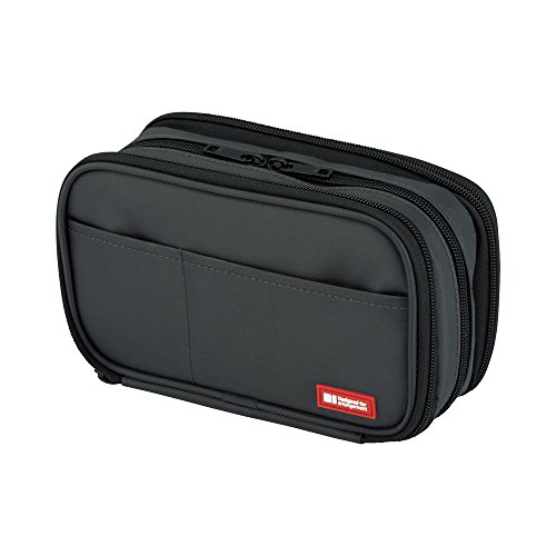 トリプル黒/トリプル/A7556-24・Color:黒Size:トリプル・パッケージ個数:1・【ペン収容本数】40本程度(ペンの種類によって変わります)・【特長】見開き式/ブックタイプ・【ポケット】閲覧しやすいスイングポケット・【サイズ】縦120×横200×厚さ90mm・【商品重量】190g超大容量トリプルタイプペンケース。 見開き式なので、ペン・鉛筆・マーカー・文具小物をスッキリ整理できる。 【見開き】 1・2面はペンやマーカーの収容に。 3面はペンやメモ帳、充電ケーブルなどの収容に。 4面には消しゴム、替芯、ふせん、USBメモリーやハサミ、カッター、のり、15cm定規などの収容に。