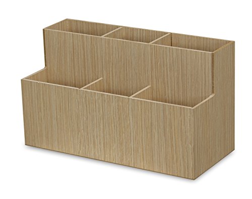 NA ナチュラル/Small/4932903811628・Color:NA ナチュラルSize:Small・パッケージ個数:1・【リモコンも小物も見やすく立てて収納】前後で高さを変えた6つの仕切りにより、テレビ・エアコンのリモコンはもちろん、スマホやメガネ、文房具までひと目で分かる整頓スタイルに。・【コンパクトなのにたっぷり入るサイズ】幅210×奥行92×高さ121 mm・重量約260 g。リビングやデスクの端に置いても邪魔にならないスリム設計です。・【仕切りは着脱式でお掃除ラクラク】すべての仕切りが外せるので、ホコリがたまりがちな底面もサッと拭き取りOK。収納物のサイズに合わせてレイアウト変更も簡単です。・【やさしい木目×選べる3カラー】ナチュラル・ブラウン・ブラックの落ち着いたウッド調。シンプル家具や北欧テイスト、モノトーンインテリアとも好相性です。・【日本製クオリティ＆お手入れ簡単】プリント紙化粧繊維板を使用し、表面は汚れに強いコーティング仕上げ。断面にはウレタン塗装を施し手触りも滑らか。和歌山の職人が丁寧に仕立てました。テレビやエアコンなど、多くの家電製品に使われているリモコン。気が付けばテーブルの上が散らかっていたり、床やソファに置きっぱなしになっていたりすることはありませんか。あちこちに散らかっていると、使いたいときに見つからなかったり生活感も丸出しになったりしてしまいます。すぐにリモコンを手に取りたい場合は、定位置に収納できるリモコンスタンドがおすすめです。 前後高さの違う6個のスペースにはリモコン以外にも眼鏡や文房具などを整理して収納することができます。高低差をつけることで、リモコンを分かりやすく収納できるのもポイントです。また、ほこりがたまりやすい内側も仕切りが外せるのでお手入れも簡単。さらに、収納のサイズにあわせて仕切りを外して使うこともできます。 無駄な装飾がないシンプルなデザインなので、飽きがこず長くお使い頂くことができます。インテリアのアクセントとしてもお部屋を飾ってくれるおしゃれなアイテムです。 生産者の声 暮らしを彩る「塗りの技と美」。 漆器伝統の美しさを受け継ぎながら、私たちはつねに新しいカタチの漆芸を目指しています。 「塗りもの」という伝統の漆芸を「和」にこだわることなく、暮らしの道具に「豊かな個性を与える技法」としてとらえ、生活に密着した、さまざまな表情の塗りもの製品を作っています。 バスクシリーズの生産は、漆器の産地として知られる、紀州漆器の里、和歌山の工場で作られます。木製漆器に携わってきた橋本達之助工芸の職人達がひとつひとつ作り上げています。 このリモコンスタンドは2.5mmの薄い合板を1.2mm削って接着する、といった繊細な加工により作られています。使用する合板は低ホルムアルデヒドのF認定品です。 シンプルなデザインは、さまざまな雰囲気の空間にしっかりマッチし、使い心地の良さを感じられるリモコンスタンドです。