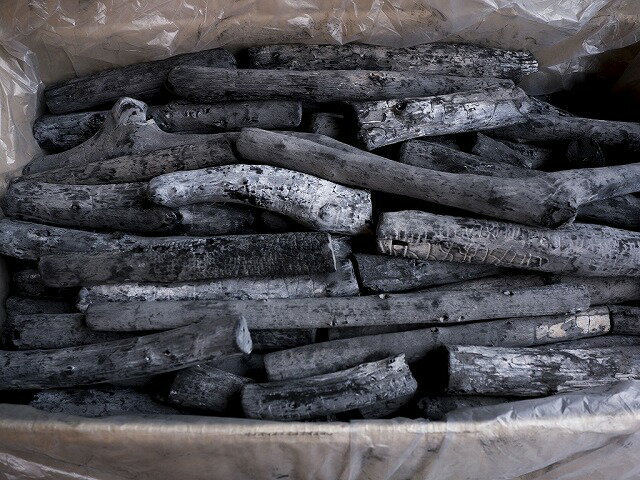 ラオス備長炭 15kg 丸(長さ約20-27cm太さ約2-4cm) 【11000円以上ご購入で送料無料】