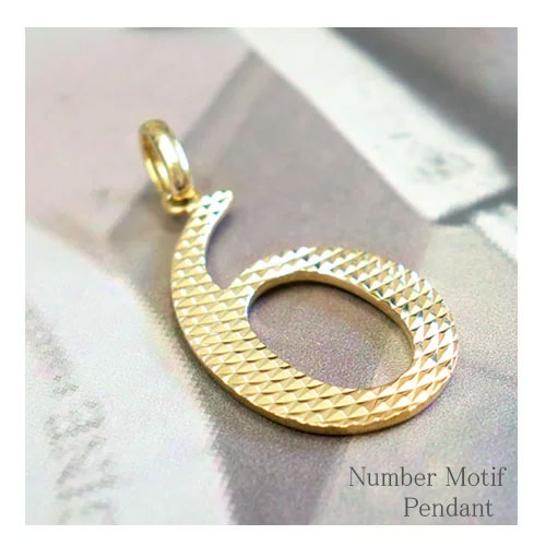 k10 ペンダントトップ 6 数字 No.6 ナンバー6 6番 クラシカル 数字モチーフ ペンダント おしゃれ 人気 記念 誕生日 誕生石 レディース メンズ ...